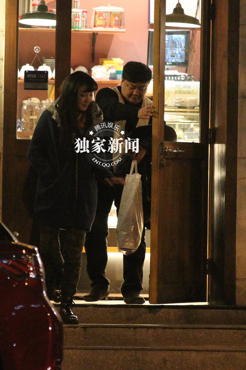 洪剑涛与神秘美女“约会” 出酒店相伴逛街图片