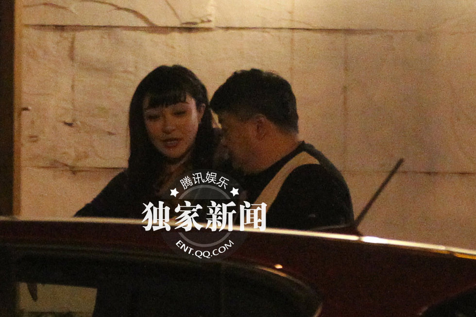 洪剑涛与神秘美女“约会” 出酒店相伴逛街图片