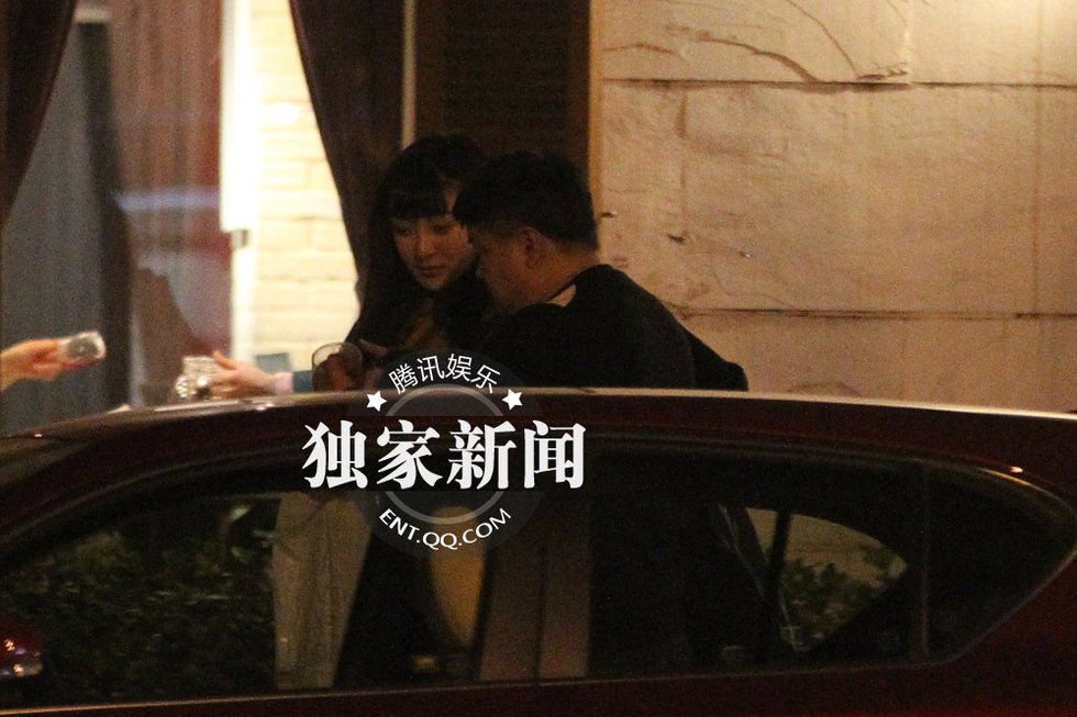 洪剑涛与神秘美女“约会” 出酒店相伴逛街图片
