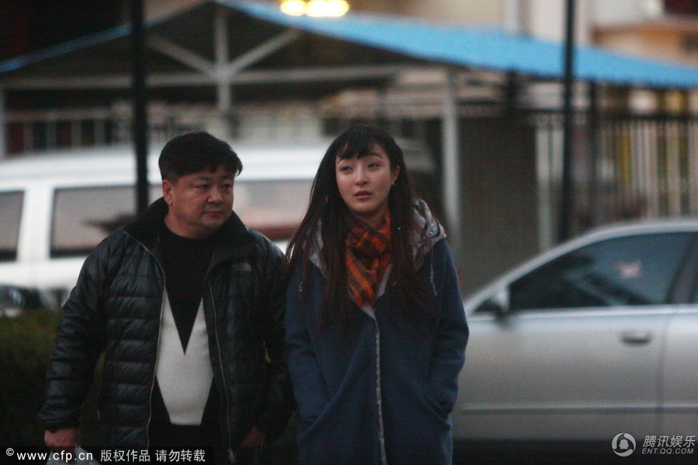 洪剑涛与神秘美女“约会” 出酒店相伴逛街图片