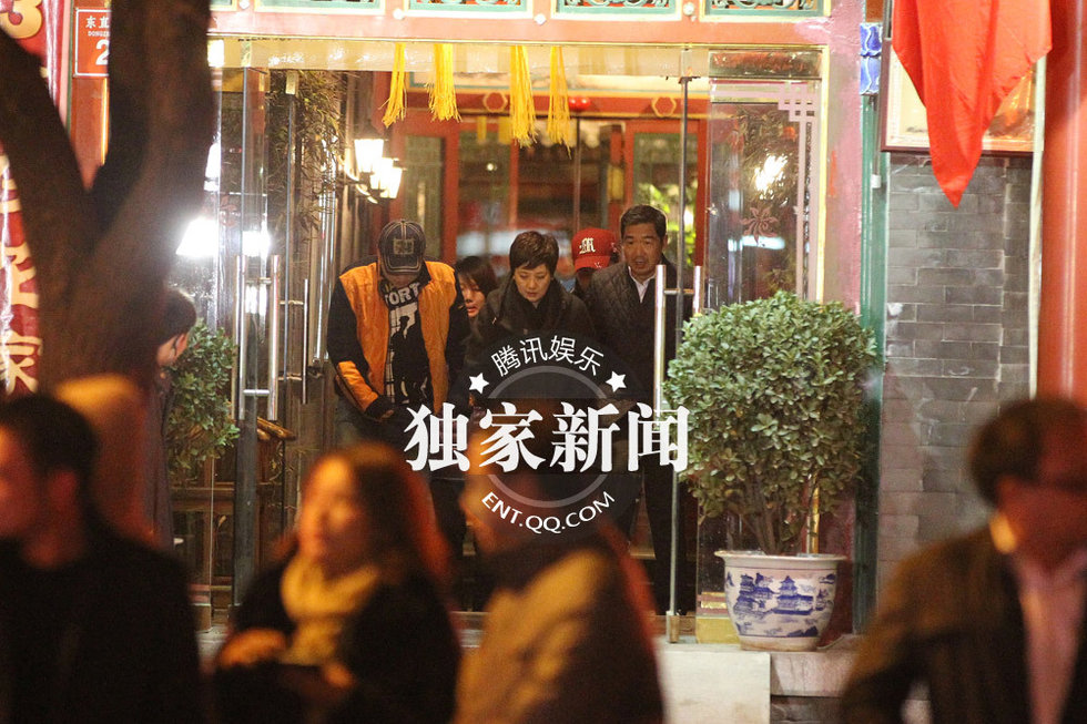 张国立夫妇高档餐厅宴客 邓婕女王范十足图片