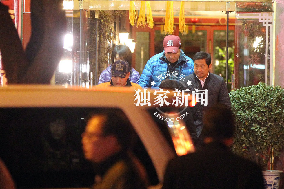 张国立夫妇高档餐厅宴客 邓婕女王范十足图片