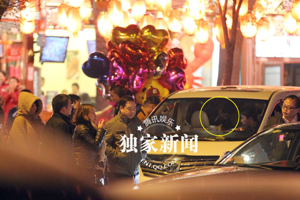 张国立夫妇高档餐厅宴客 邓婕女王范十足图片