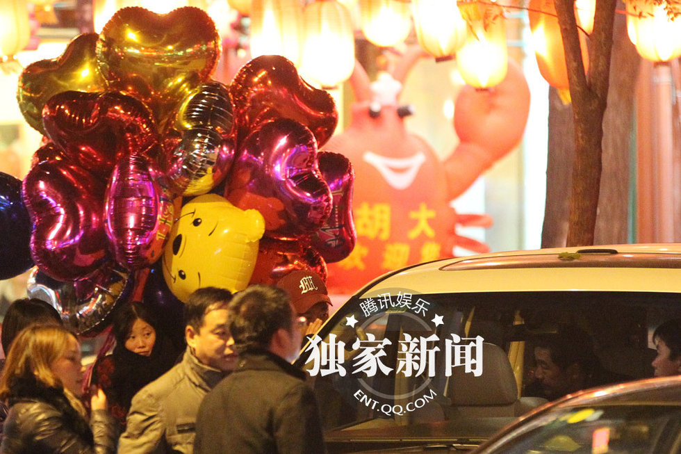 张国立夫妇高档餐厅宴客 邓婕女王范十足图片
