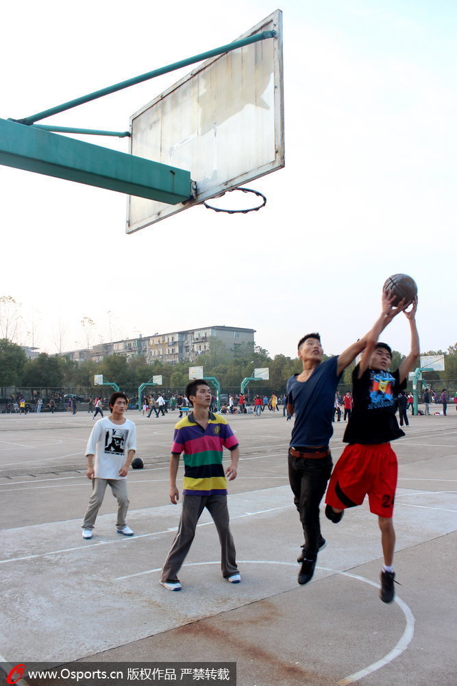 高清:篮球场现独臂励志哥 被赞球场“杨过”图片