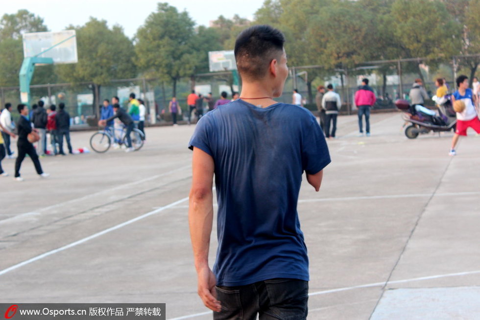 高清:篮球场现独臂励志哥 被赞球场“杨过”图片