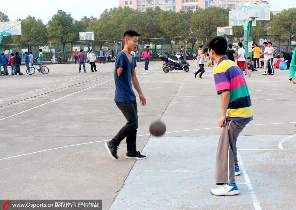 高清:篮球场现独臂励志哥 被赞球场“杨过”图片