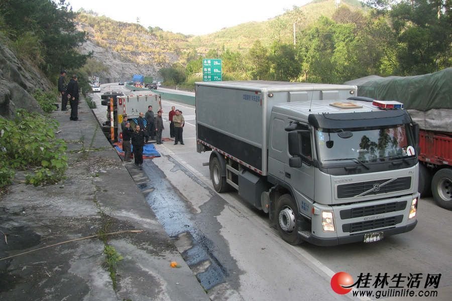 组图：运钞车在泉南高速侧翻 车上装有6亿现钞图片