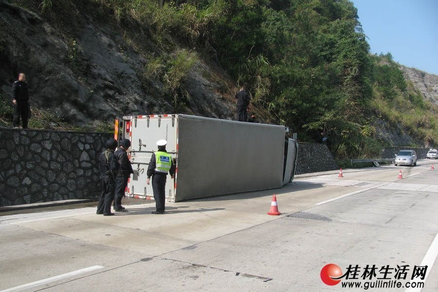 组图：运钞车在泉南高速侧翻 车上装有6亿现钞图片