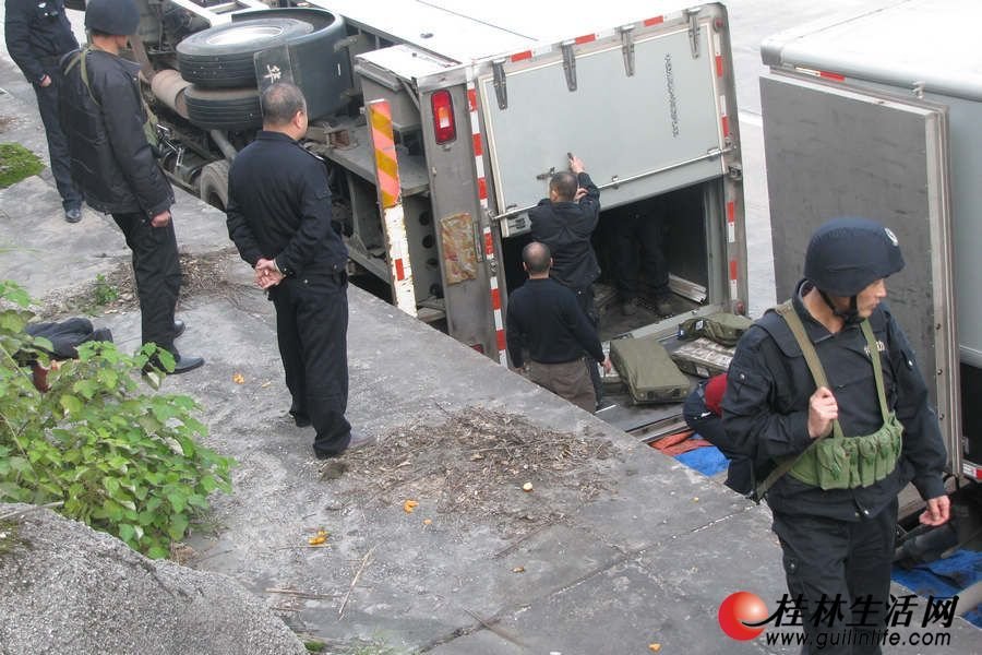 组图：运钞车在泉南高速侧翻 车上装有6亿现钞图片