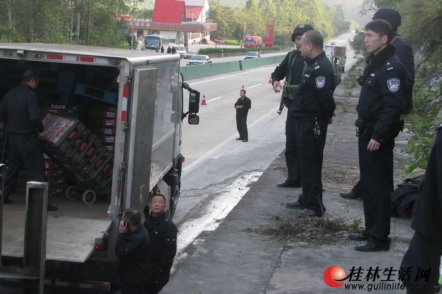 组图：运钞车在泉南高速侧翻 车上装有6亿现钞图片