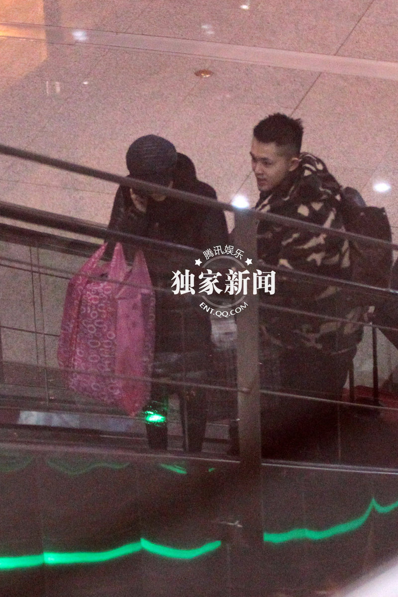郭晶晶婚后返京父亲驾车接机 疑筹备回门宴图片