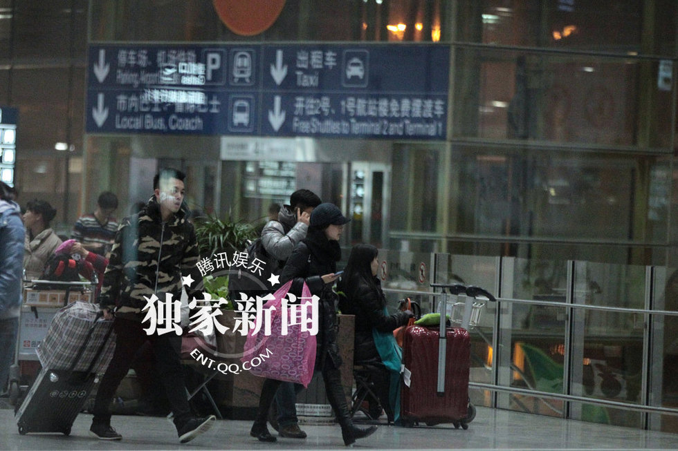 郭晶晶婚后返京父亲驾车接机 疑筹备回门宴图片
