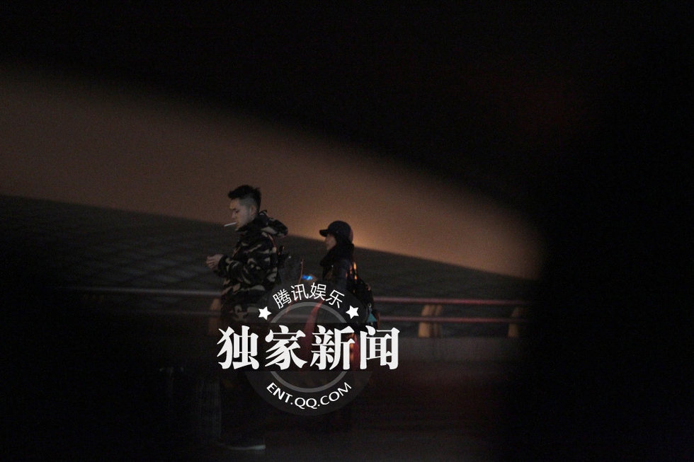 郭晶晶婚后返京父亲驾车接机 疑筹备回门宴图片