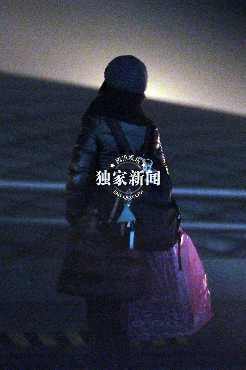 郭晶晶婚后返京父亲驾车接机 疑筹备回门宴图片
