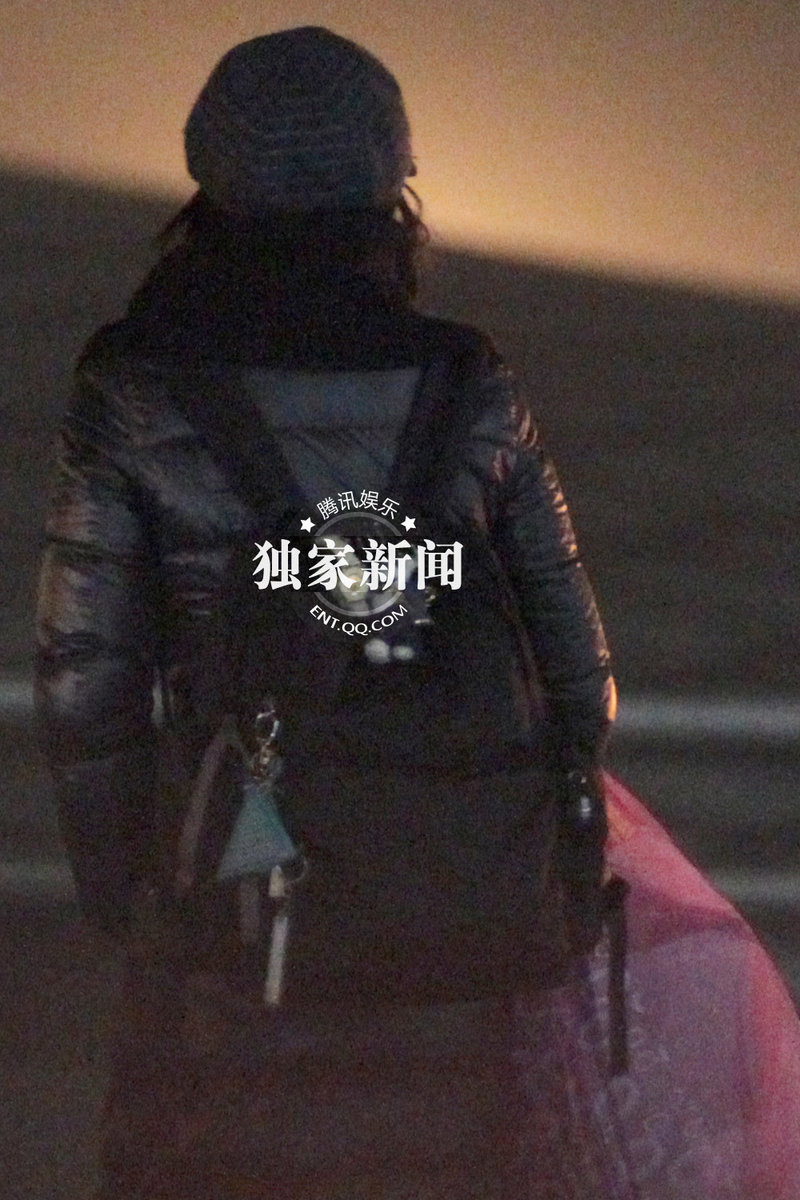 郭晶晶婚后返京父亲驾车接机 疑筹备回门宴图片