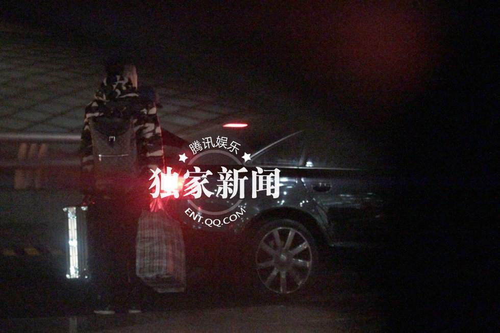 郭晶晶婚后返京父亲驾车接机 疑筹备回门宴图片