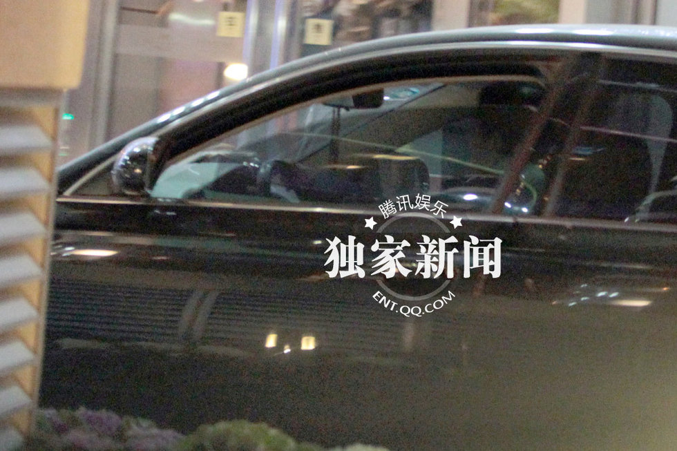 郭晶晶婚后返京父亲驾车接机 疑筹备回门宴图片
