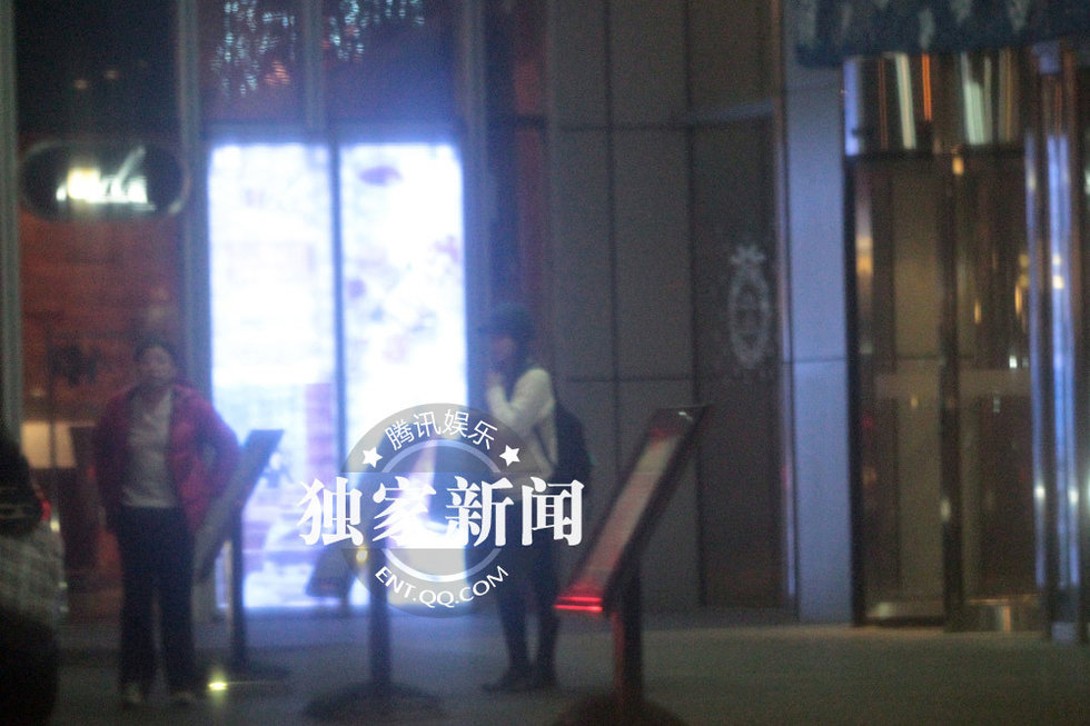 郭晶晶婚后返京父亲驾车接机 疑筹备回门宴图片