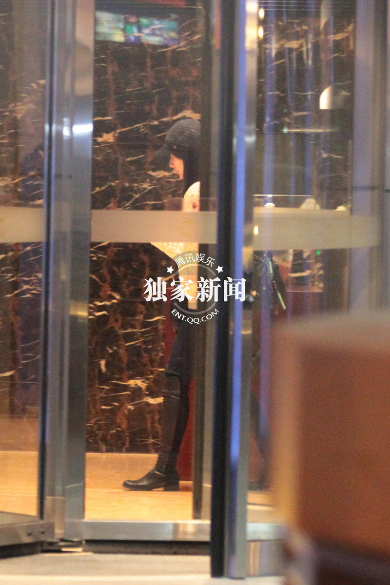 郭晶晶婚后返京父亲驾车接机 疑筹备回门宴图片