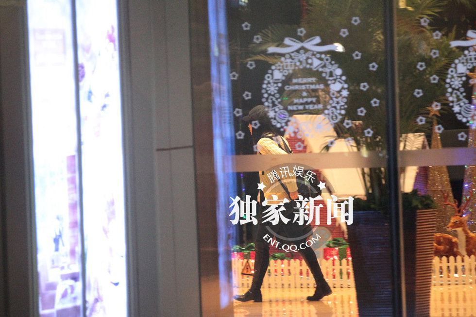 郭晶晶婚后返京父亲驾车接机 疑筹备回门宴图片