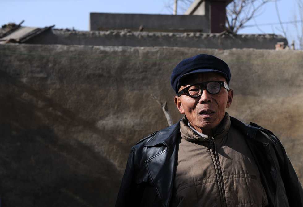 组图：76岁老人奔波5小时还49年前20元欠账图片