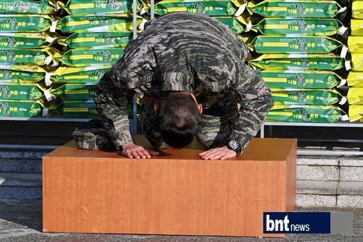高清：玄彬今日退役 现场泪流满面跪谢粉丝图片