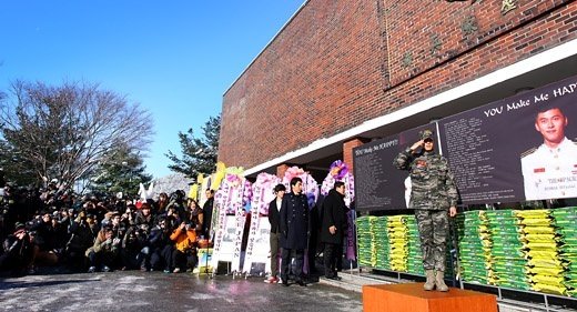 高清：玄彬今日退役 现场泪流满面跪谢粉丝图片
