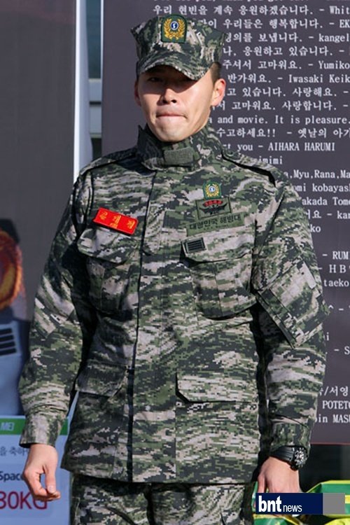 高清：玄彬今日退役 现场泪流满面跪谢粉丝图片