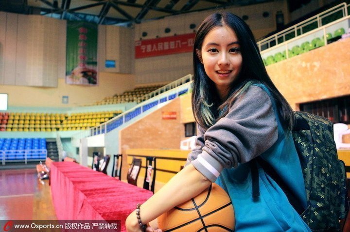 高清：篮球场阳光美眉 网友称现实版赤木晴子图片