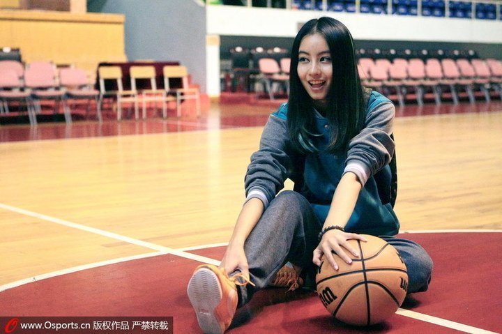 高清：篮球场阳光美眉 网友称现实版赤木晴子图片