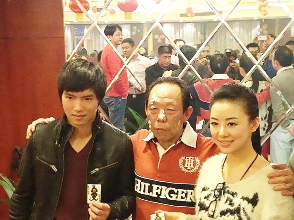 高清：潘晓婷父亲60大寿 女儿贵妇装亮相图片