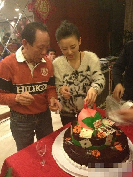 高清：潘晓婷父亲60大寿 女儿贵妇装亮相图片
