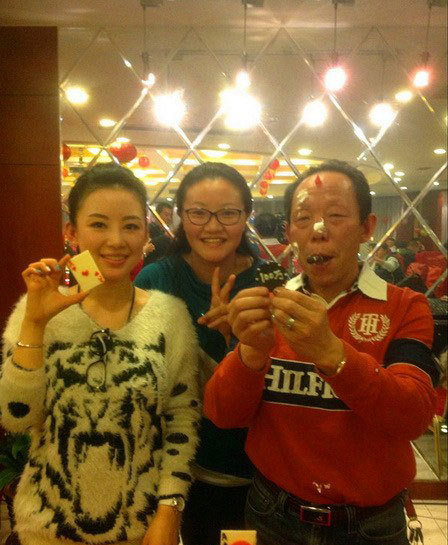 高清：潘晓婷父亲60大寿 女儿贵妇装亮相图片
