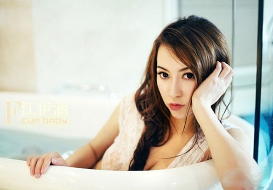 足球宝贝被指小三破坏胡杏儿恋情真凶(图)图片