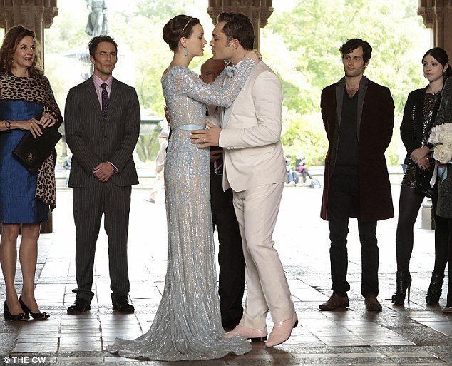 《<em>绯闻女孩</em>》最终篇再曝剧照 布莱尔与恰克大