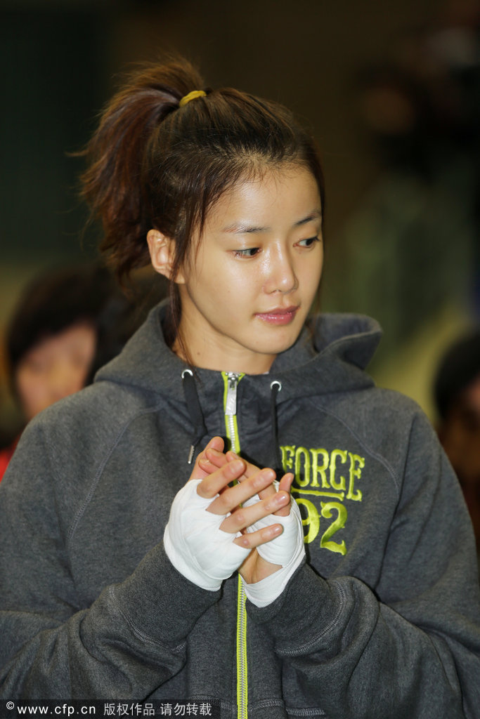 高清：美女拳手李诗英 金刚芭比红妆武装皆宜图片