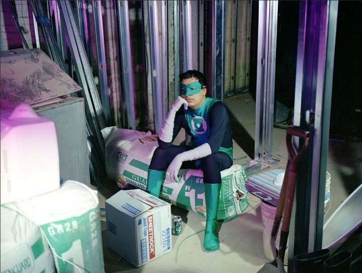 高清：穿着超级英雄制服 超人般奋斗的年轻人 图片