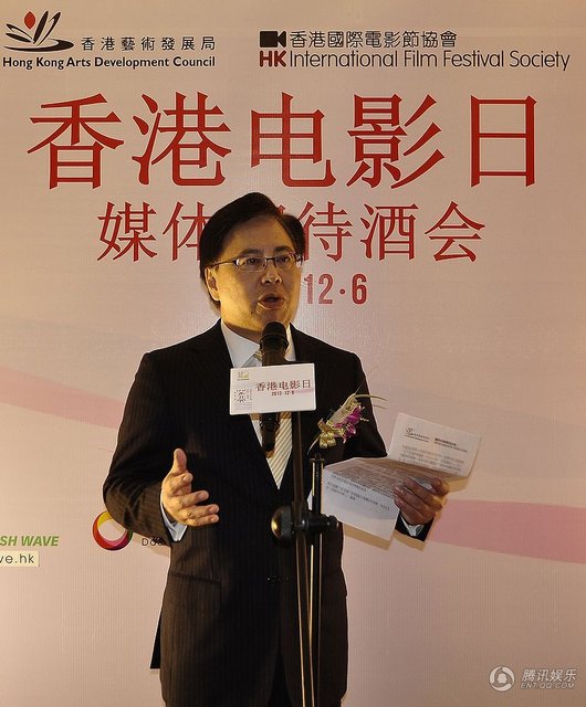 文/柏小莲图/郑丽苹)12月6日,香港导演杜琪峰与演员林家栋,编剧魏绍恩