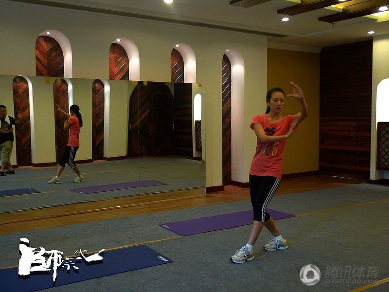 高清：章子怡学武术被压腿惨叫 师成秀拳脚图片