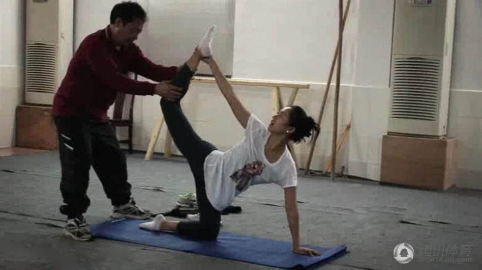 高清：章子怡学武术被压腿惨叫 师成秀拳脚图片