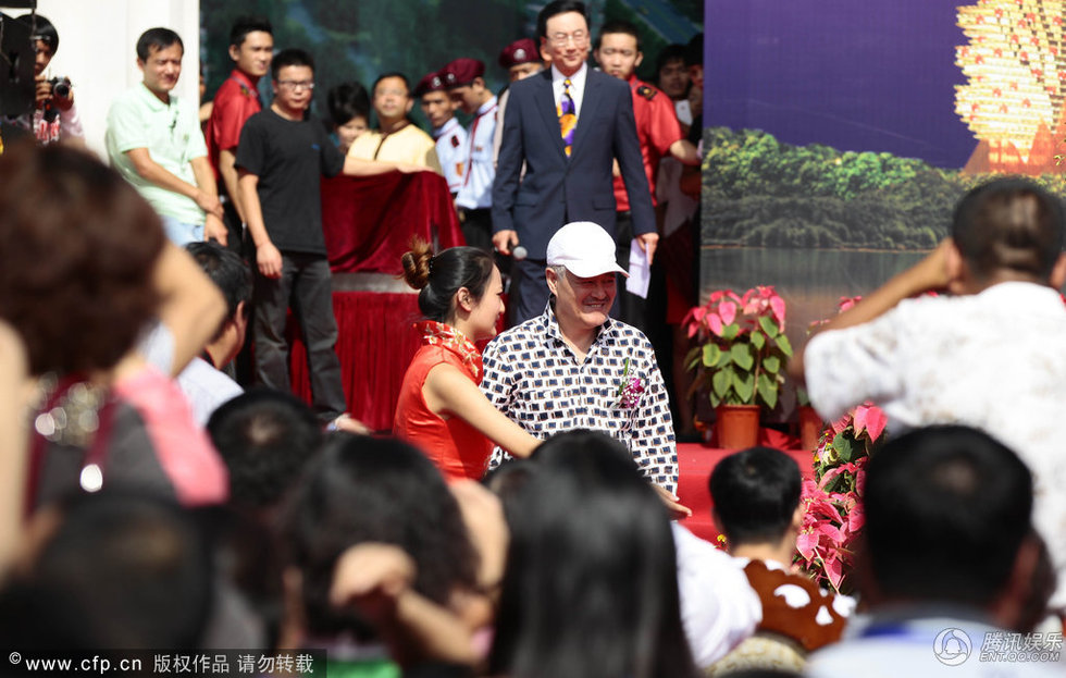 高清：赵本山海南助阵楼盘庆典 引现场粉丝尖叫图片