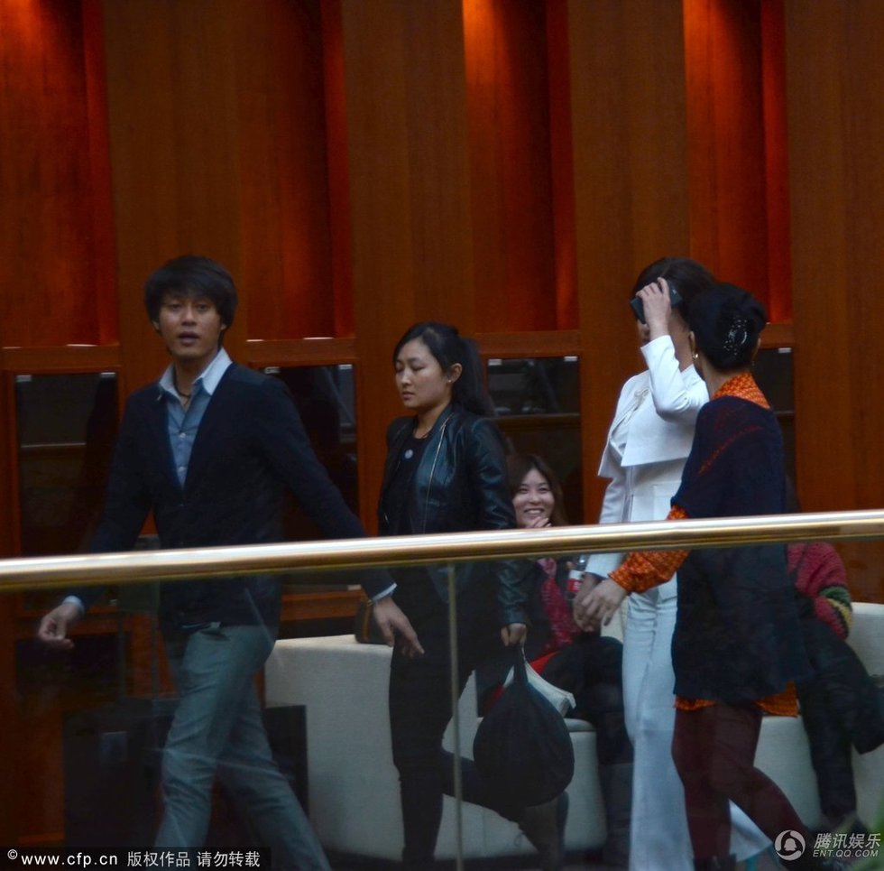高清：刘晓庆获众多助理陪同 见偷拍忙挡脸疾走图片