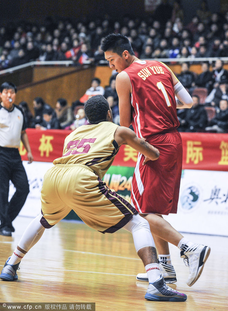 高清：奥神热身赛孙悦登场亮相 新婚妻子观战图片