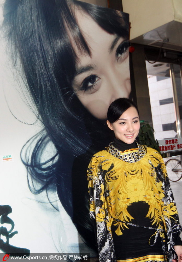 高清：刘璇淡妆亮相北京售书 场面火爆图片