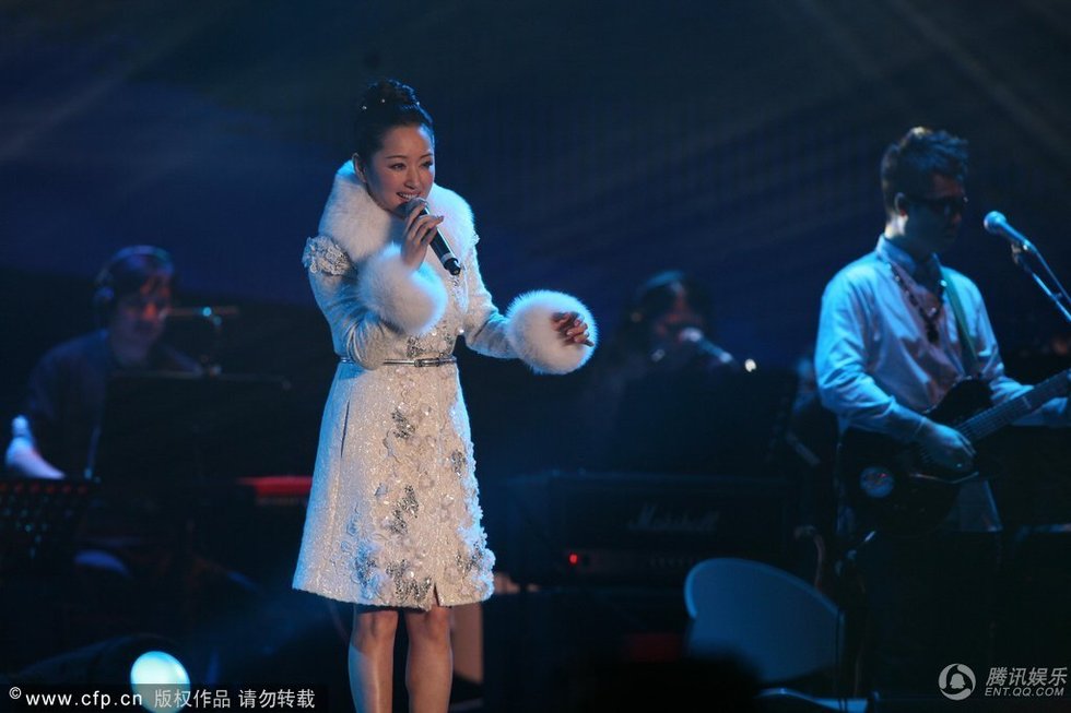 高清：黄征北京开唱 杨钰莹神秘现身发福秀粗腿图片