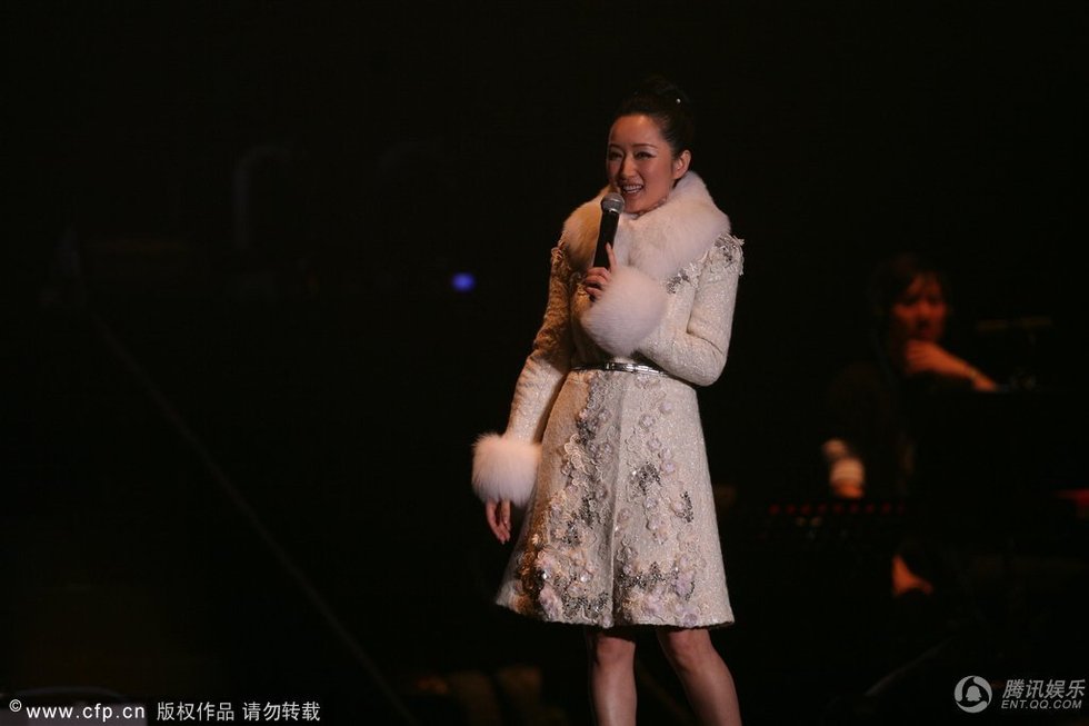 高清：黄征北京开唱 杨钰莹神秘现身发福秀粗腿图片