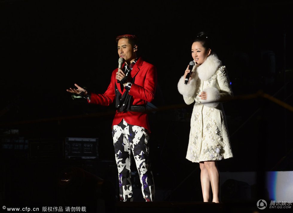 高清：黄征北京开唱 杨钰莹神秘现身发福秀粗腿图片