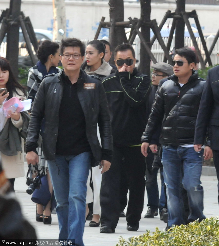 高清：成龙现身活动排场大 戴黑超秀短发造型图片