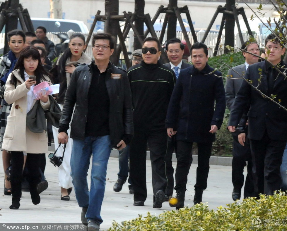 高清：成龙现身活动排场大 戴黑超秀短发造型图片